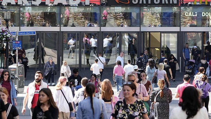 "Il y a encore beaucoup de travail pour se libérer des chocs du passé", a affirmé l'économiste en chef de l'OCDE Clare Lombardelli.