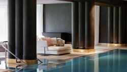 Entre spa, restaurants et navette lacustre privée, La Réserve Genève mise sur l’évasion sans quitter les rives du Léman.