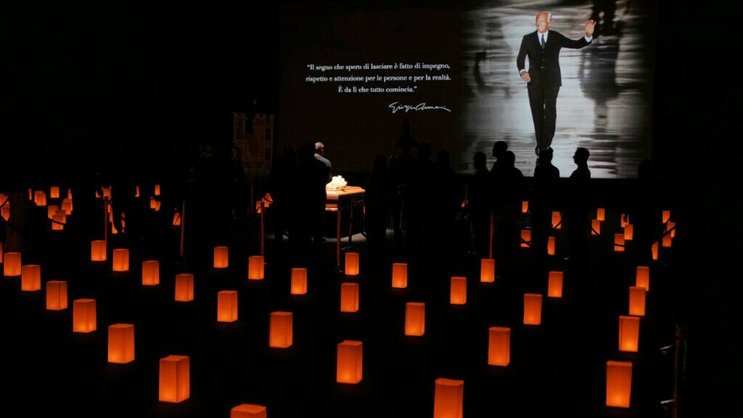 Le corps de Giorgio Armani est exposé depuis samedi dans l'Armani Teatro à Milan.
