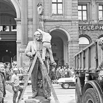 Alfred Escher (ici sa statue) a fondé la Schweizerische Kreditanstalt en 1856, aujourd'hui connue sous le nom de Credit Suisse. Le Zurichois est aussi à l'origine de la création de l'EPFZ (1854) et de la Loi sur les chemins de fer en Suisse.