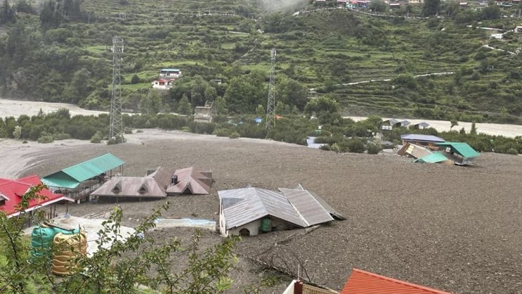 Le bilan s'alourdit dans l'Himalaya indien. Au moins 100 personnes ont perdu la vie à la suite de cette montée des eaux subites.