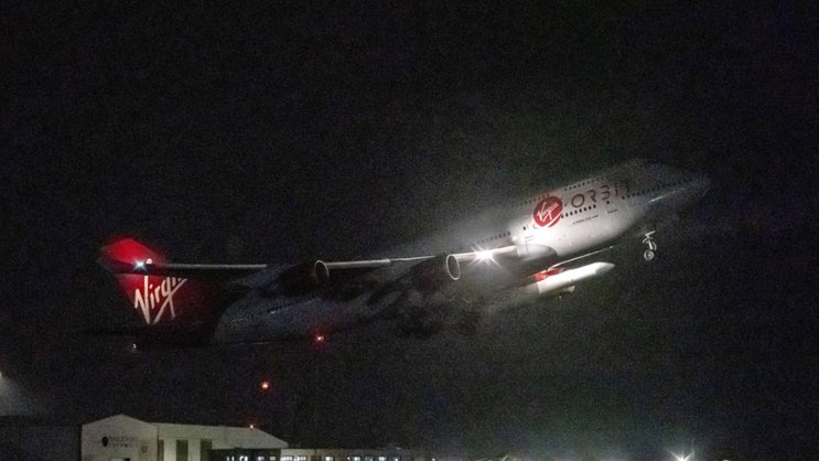 Un Boeing 747 de Virgin Orbit a transporté la fusée de 21 mètres avant qu'elle ne se détache de l'engin.