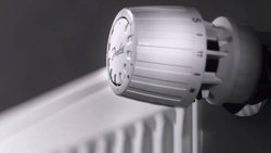 La vanne thermostatique permet de contrôler la puissance du radiateur en fonction de la température de la pièce.