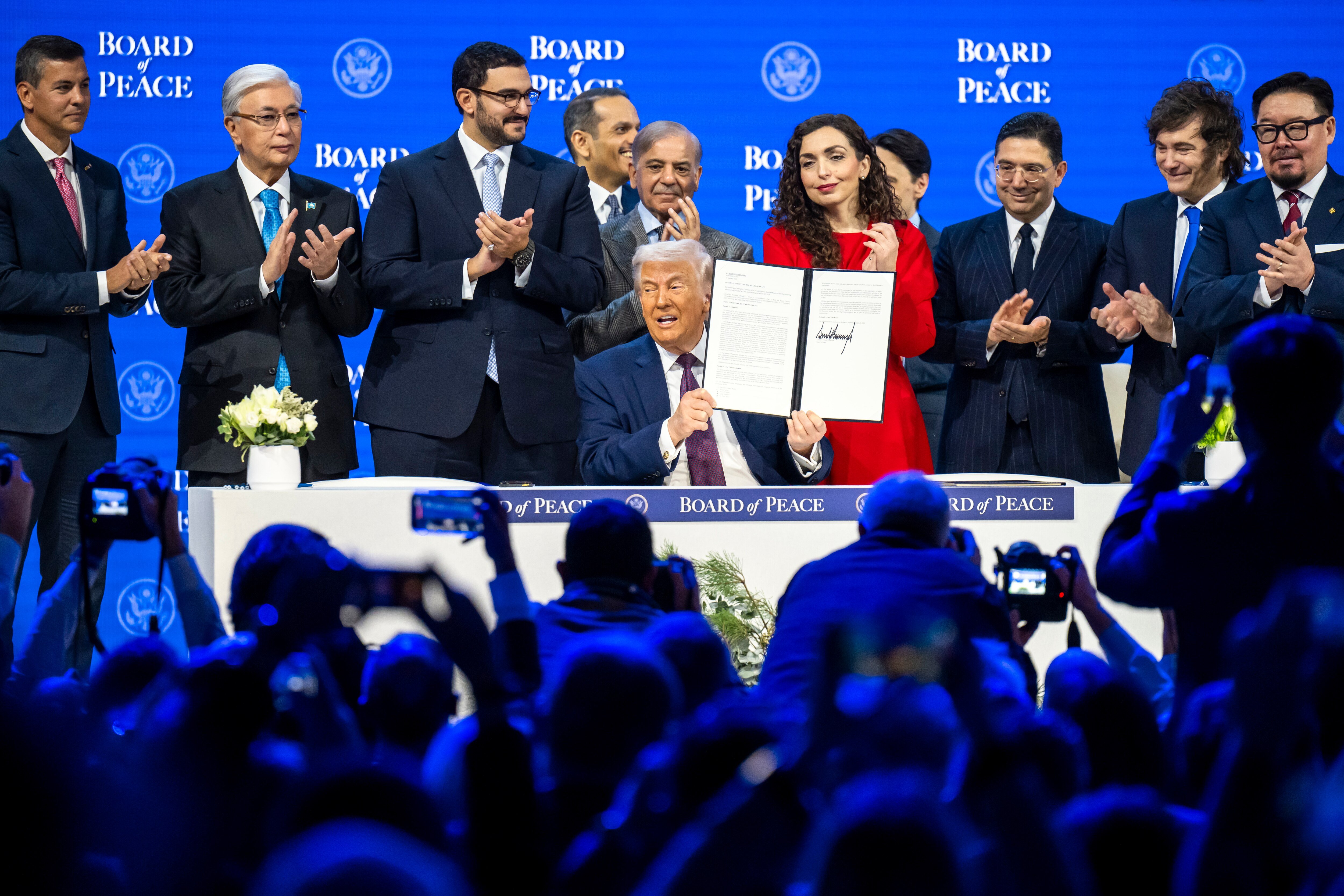 Donald Trump présente la charte fondatrice du «Board of Peace» lors du 56e Forum économique mondial de Davos, le 22 janvier 2026.
