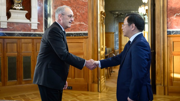Guy Parmelin œuvre à renforcer les relations commerciales (ici avec l'ambassadeur Qian Minjian).