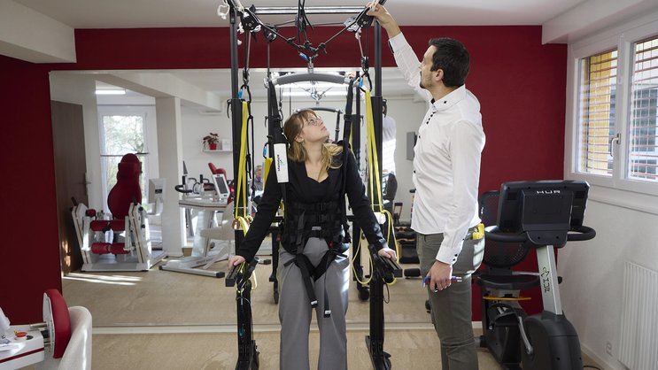 Le Skywalk, testé par Amalric Ortlieb, permet au patient de marcher en étant partiellement déchargé de son poids.