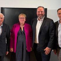 Le propriétaire de Robinvest AG Christoph Blocher, Rahel Blocher, présidente du conseil d’administration de Zeitungshaus AG, Olivier Chuard, président du conseil d’administration d’IMG, et Yves Kilchenmann, CEO d’IMG (de gauche à droite) sont parvenus à un accord. 