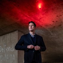 Chris Rinsch détient un master en génie biomédical et un doctorat en biologie moléculaire. En 2007, il fonde Amazentis, rebaptisée Timeline. Parmi les investisseurs de longue date, Pierre Landolt, Ernesto Bertarelli ou Thierry Lombard.