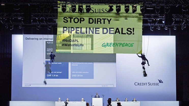 En avril 2017, des militants de Greenpeace protestaient contre les investissements de Credit Suisse dans un oléoduc controversé aux Etats-Unis lors de son assemblée générale à Zurich.