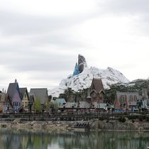 La montagne enneigée du monde de la Reine des Neiges culmine à 36 mètres, surplombant le village scandinave fictif d'Arandelle.