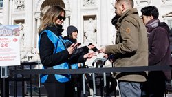 Les touristes ont commencé lundi à payer l'entrée pour visiter la fontaine de Trevi à Rome.