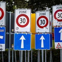 Le Conseil fédéral a proposé de nouvelles règles pour l'introduction de zones 30 sur les routes principales. Elles suscitent un débat houleux (image symbolique).