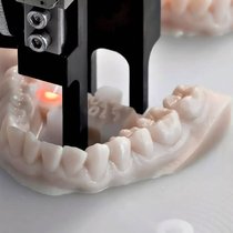 En Suisse romande, le groupe Migros, qui emploie plus de 400 dentistes dans le pays, reste à l’affût d’opportunités.