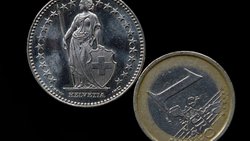 Vers 11h45, le franc s'échangeait pour 0,9233 euro, se relâchant quelque peu après avoir atteint la veille un nouveau record depuis le début de l'année à 0,9209 EUR/CHF. (archive)