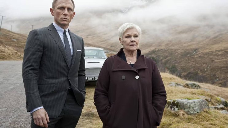 James Bond et M dans le film «Skyfall»: des doutes sur les capacités de l'agent secret se font entendre, mais grâce à son expérience, il finit par relever tous les défis.